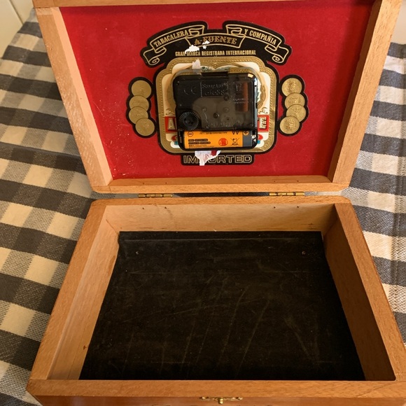 A. Fuente Cigar Box Clock - Picture 4 of 6